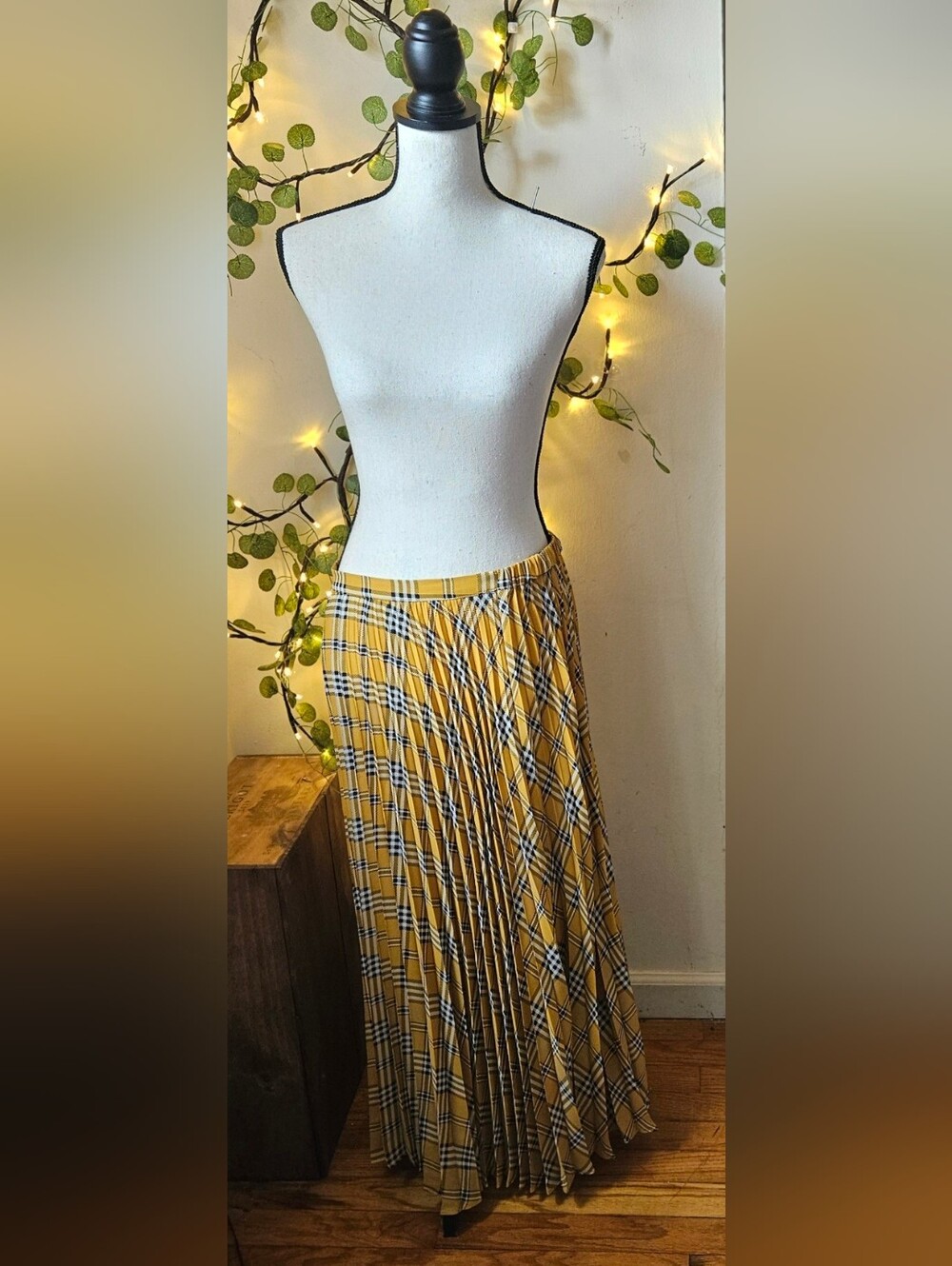 Vince Camuto size medium Highland Plaid Pleated Midi Skirt. It features a vibran - Picture 2 of 7